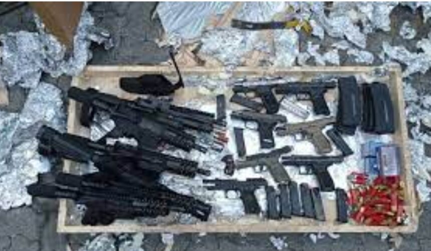Aduanas decomisa 49 armas de diferentes calibres y miles de municiones procedentes de NYAduanas decomisa 49 armas de diferentes calibres y miles de municiones procedentes de NY