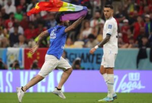 Un aficionado salta al campo con una bandera arcoíris en el Mundial de Qatar 7 Un aficionado salta al campo con una bandera arcoíris en el Mundial de Qatar