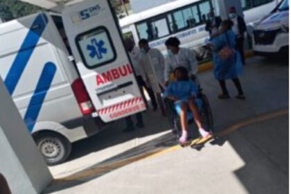 30 personas hospitalizadas tras estudiantes lanzar gas en escuela de Barahona