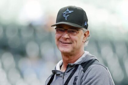 - El entonces mánager de los Marlins de Miami, Don Mattingly, sonríe después de lanzar una pelota a los aficionados antes de un partido de béisbol contra los Cerveceros de Milwaukee, el sábado 1 de octubre de 2022, en Milwaukee. Mattingly se unirá a los Azulejos de Toronto como entrenador de banca del mánager John Schneider, anunció el equipo el miércoles 30 de noviembre de 2022. (AP Photo/Jon Durr, File)