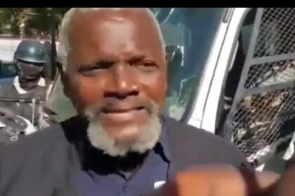Video: Líder haitiano llama a la población de Haití y los militares frente de la embajada dominicana que a los dominicanos que vea en calle matarlo.