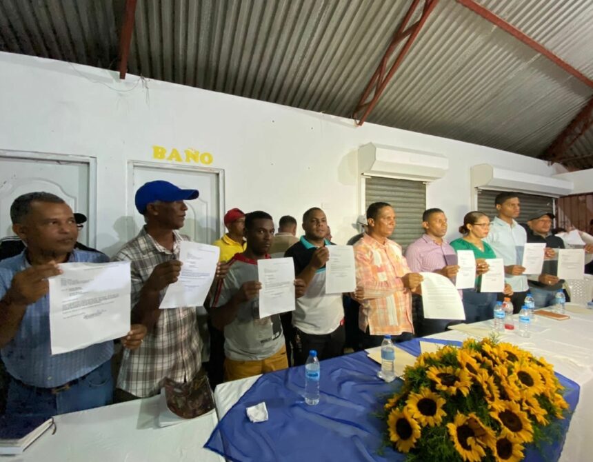Más de 200 dirigentes del PLD en Hato del Yaque renuncian junto a Director Distrital
