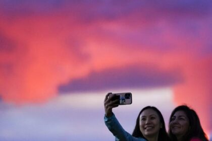 Los espectadores acuden en masa para ver la lava resplandeciente emanar del volcán de Hawái