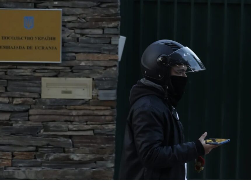 La Embajada de Ucrania en Madrid recibe un paquete con un ojo de animal
