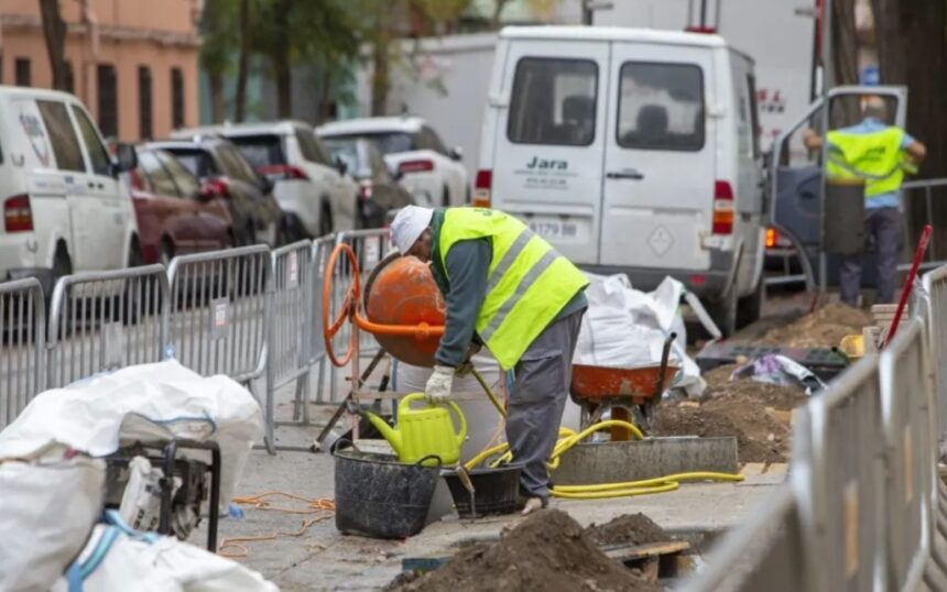 El paro baja en 33.512 personas y el empleo se mantiene en noviembre