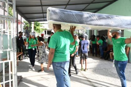 SeNaSa suministra colchones a familias damnificadas por inundaciones en el DN