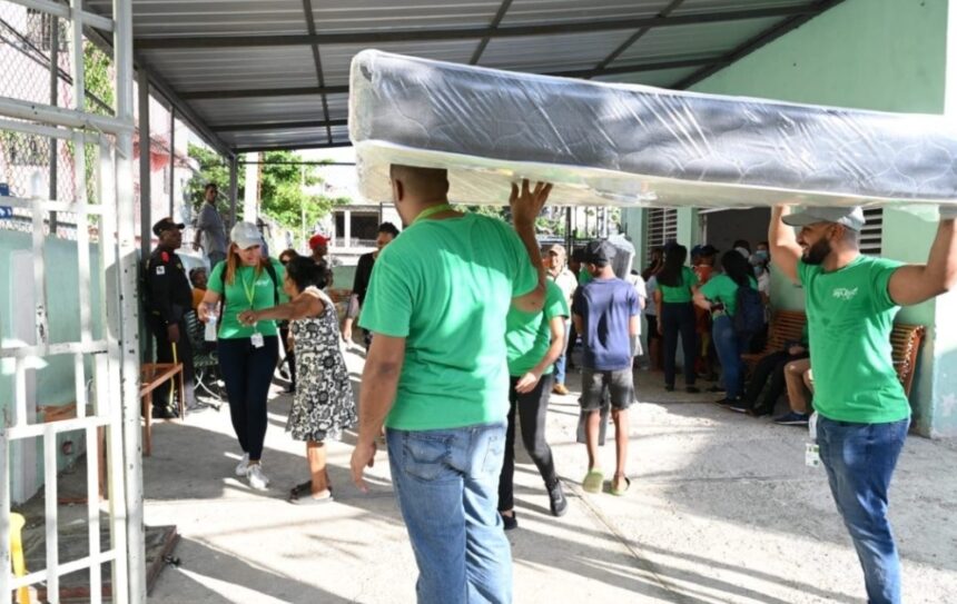 SeNaSa suministra colchones a familias damnificadas por inundaciones en el DN