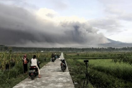 Indonesia eleva al máximo nivel la alerta tras la erupción de un volcán
