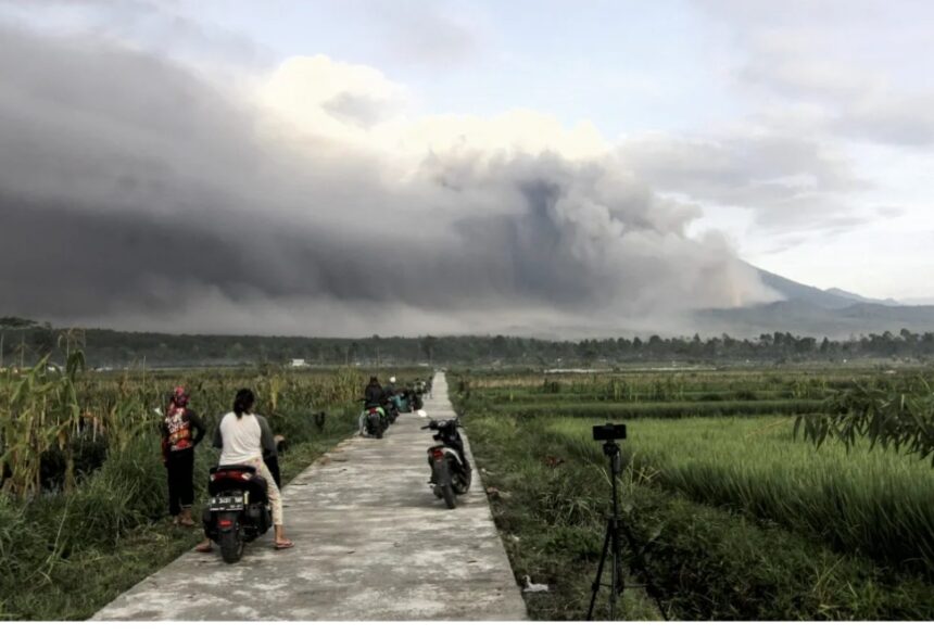 Indonesia eleva al máximo nivel la alerta tras la erupción de un volcán
