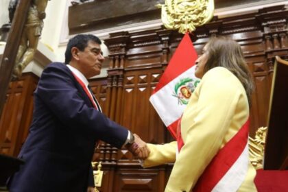 Vicepresidenta Dina Boluarte asume el mando en Perú tras destitución de Pedro Castillo