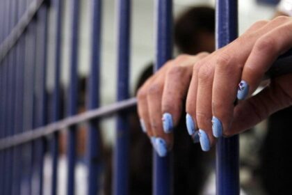 Mujer vinculada a asaltos contra bancas de apuestas es apresada