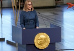 Los premiados con el Nobel de la Paz defienden la labor de la sociedad civil al recibir el galardón 7 «Tenemos que establecer un tribunal internacional y llevar a Putin, Lukashenko y otros criminales de guerra a la justicia. Sí, es un paso valiente. Pero tenemos que demostrar que el estado de derecho funciona y la justicia existe, aunque sea con retraso», afirmó.Jan Rachinski afirma que hay más presos políticos en Rusia que en la URSS de los 80
El representante de Memorial, Jan Rachinski, aludió en su intervención al trabajo que esta organización ha realizado, tanto documentando la represión en la época de la Unión Soviética como en la Rusia actual y sus países circundantes.
«Hoy en día el número de presos políticos en Rusia es superior al total en toda la URSS al comienzo del período de la perestroika en la década de 1980», sostuvo.
Rachinski defendió que en la Rusia actual prevalece aún la concepción del Estado como valor supremo, lo que lleva a la impunidad y la destrucción de la sociedad civil.
