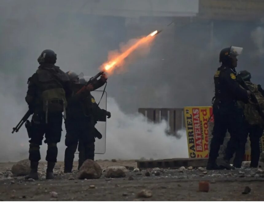 Agentes de policía se enfrentan con manifestantes en las inmediaciones del aeropuerto de Arequipa (Perú). EFE/José Sotomayor