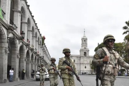Nuevo gobierno de Perú declara estado policial en medio de protestas