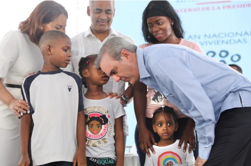 Abinader entrega 144 apartamentos a dominicanos residentes en Nueva York