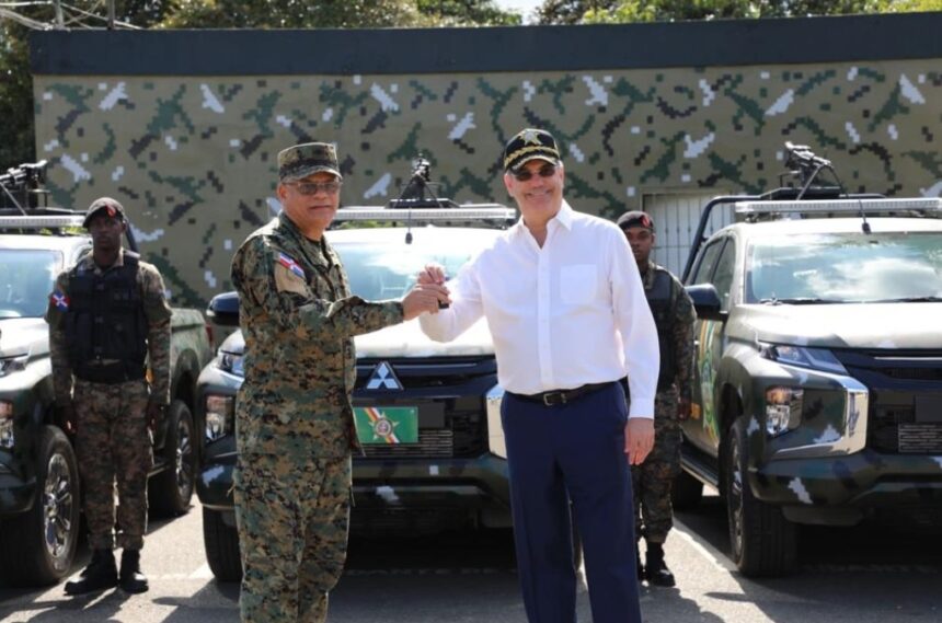 Presidente Abinader entrega 40 vehículos al Ejército para reforzar seguridad fronteriza