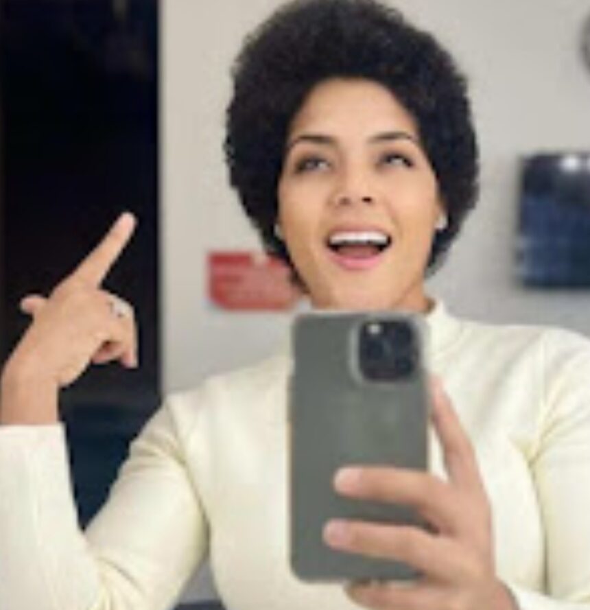Francisca presume su cabello afro y narra cómo ha vivido la transición. Ha querido mostrar cómo ha evolucionado .