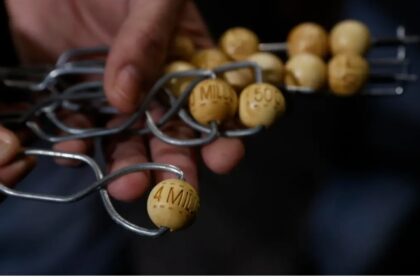 Cuál es el origen del sorteo de la lotería de Navidad y qué hay detrás de las bolas y los bombos