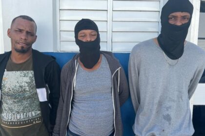 Policía Preventiva apresa presuntos atracadores “encapuchados” en Valverde; ocupan pistola ilegal y pasamontañas