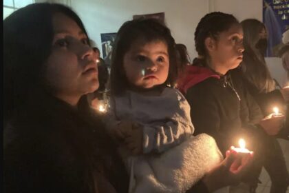 Atrapados en la frontera, los migrantes encuentran un poco de alegría navideña