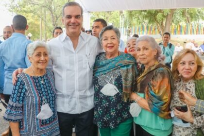 Presidente Luis Abinader comparten con vecinos de Casa Presidencial de Santiago
