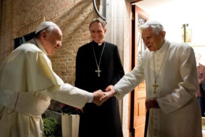 El papa Francisco pide oraciones para Benedicto XVI que “está muy enfermo”