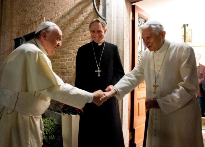 El papa Francisco pide oraciones para Benedicto XVI que “está muy enfermo”