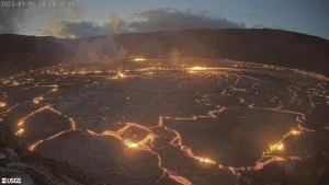 El volcán Kilauea de Hawái entra en erupción de nuevo, el cráter de la cumbre brilla
