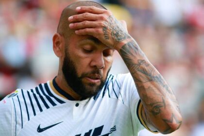 Dani Alves jugó su primer partido de fútbol en prisión y tomó una drástica decisión con la visita de familiares