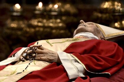 Casi 200.000 personas han pasado por la capilla ardiente de Benedicto XVI