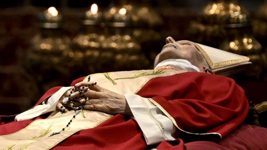 Casi 200.000 personas han pasado por la capilla ardiente de Benedicto XVI