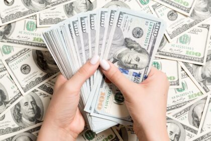 manos femeninas contando dinero dolares 79075 11663
