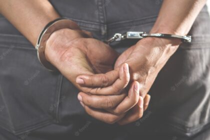 prisionero pie esposado manos detras espalda 109549 66