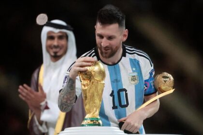 Messi dice que le «hubiese gustado» recibir la copa de manos de Maradona