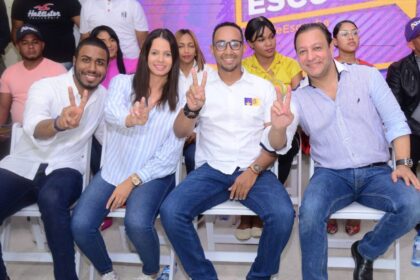 ABEL MARTINEZ JUNTO JUVENTUD BONAO 1140x694 1