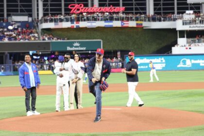 Abinader el primer jefe de Estado en lanzar la primera bola en Clasico Mundial de Beisbol 1140x694 1