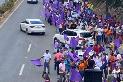 Militantes de PLD realizan tradicional toque de bandera para recibir y despedir vacacionistas 768x694 1
