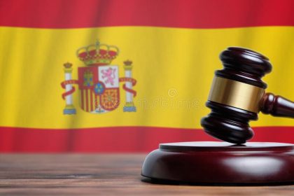 justicia y concepto judicial en el reino de espana martillo juez un fondo bandera 190831815
