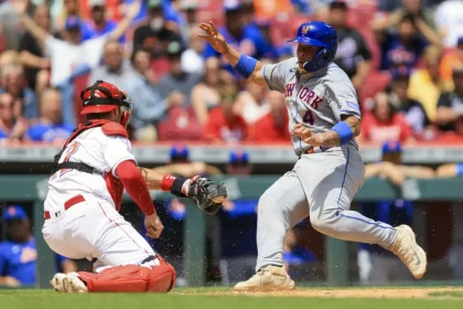 Francisco Álvarez, de los Mets de Nueva York, a la derecha, es eliminado en el plato por el receptor de los Rojos de Cincinnati, Curt Casali, en la séptima entrada de un juego de béisbol en Cincinnati, el jueves 11 de mayo de 2023. Los Rojos ganaron 5-0. (Foto AP/Aaron Doster)