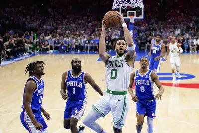 Los triples de Tatum en el cuarto cuarto empujan a los Celtics a vencer a los 76ers 95-86; juego de fuerza 7