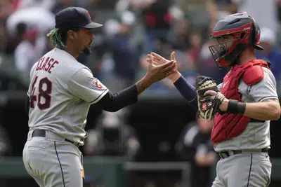 El lanzador de relevo de los Guardianes de Cleveland, Emmanuel Clase, a la izquierda, le da una palmada al receptor Cam Gallagher después de ponchar a Seby Zavala de los Medias Blancas de Chicago para finalizar el juego, el jueves 18 de mayo de 2023, en Chicago. Los Guardianes ganaron 3-1. (Foto AP/Erin Hooley)