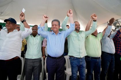 Regidores de SDN Luis Castro y Carlos Pérez se juramentan en la Fuerza del Pueblo