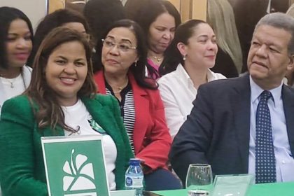 La presidenta del Movimiento de Mujeres Ganadoras con Leonel en Europa, Corcia Moreno.