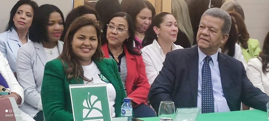 La presidenta del Movimiento de Mujeres Ganadoras con Leonel en Europa, Corcia Moreno.