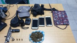 PN apresa a tres durante operativo en el KM 8 ½ de la Sánchez; ocupa drogas y armas