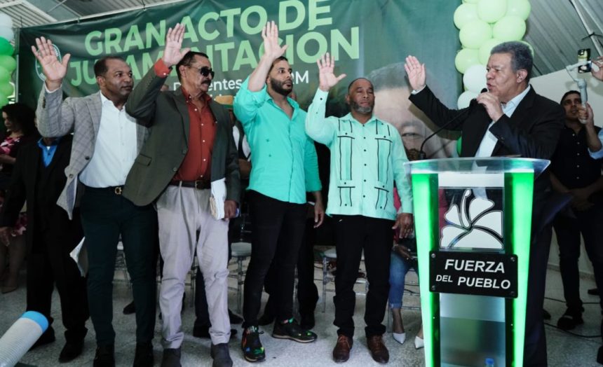 Leonel juramenta a empresarios y dirigentes del PRM de SDE