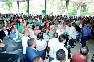 Leonel juramenta a empresarios y dirigentes del PRM de SDE