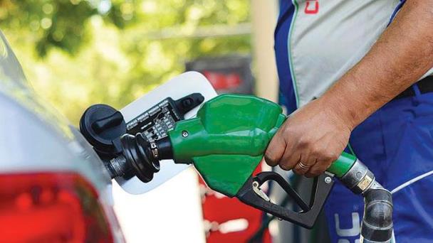 Gobierno anuncia rebaja en la gasolina premium y regular