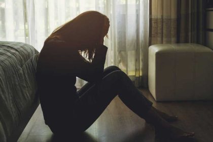 Soledad es tan letal como fumar; advierte jefe de salud pública en EE.UU