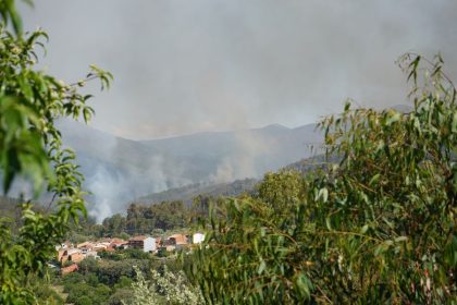 El incendio de Las Hurdes ha asolado ya 2.500 hectáreas y obligado a evacuar a 700 personas
